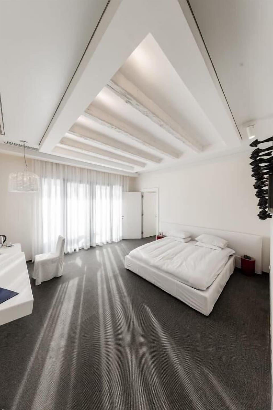 Deluxe Room | Minibar, in-room safe, desk, laptop workspace