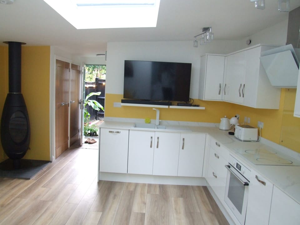 Cabin | Private kitchen | Fridge, microwave, oven, stovetop