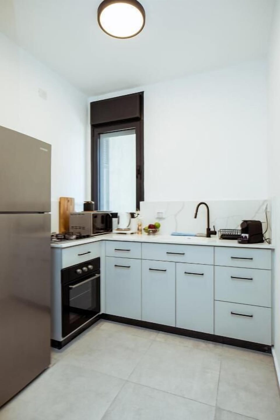 Deluxe Apartment | Private kitchen | Full-size fridge, oven, stovetop