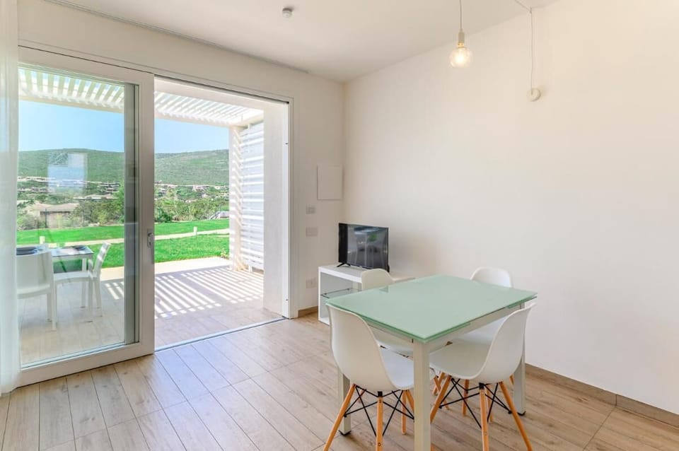 Apartment, 1 Bedroom, Balcony | Dining