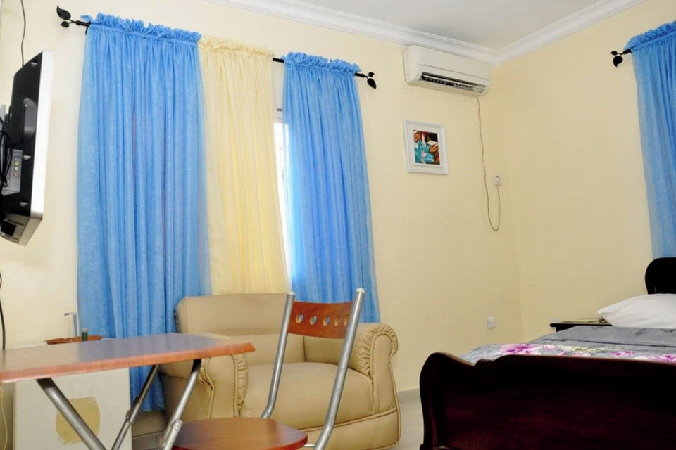 Business Room | 1 bedroom, desk, laptop workspace, free WiFi