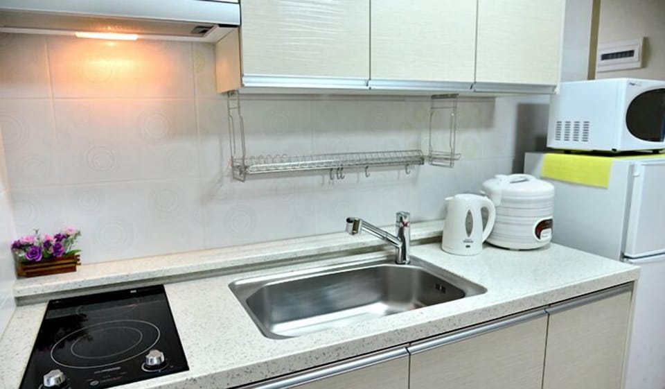 Full-size fridge, microwave, stovetop, coffee/tea maker