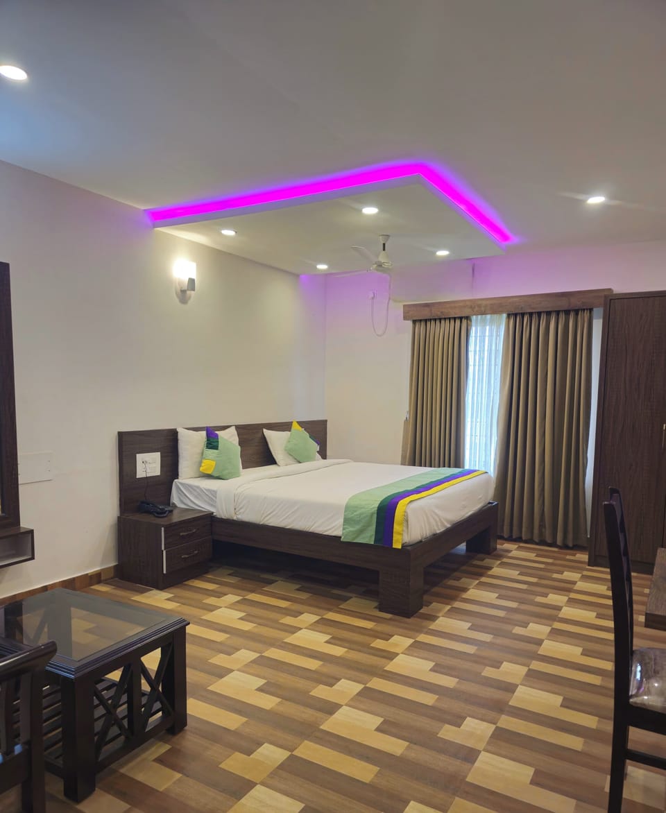 Deluxe Room | In-room safe, desk, iron/ironing board, rollaway beds