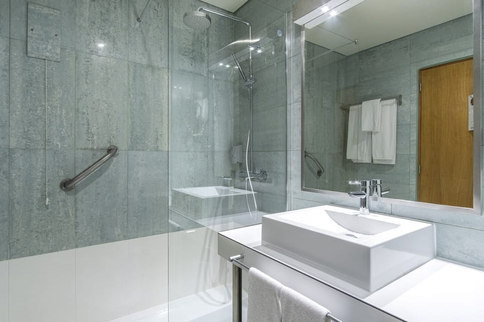 Standard Twin Room | Bathroom | Shower, hair dryer, slippers, bidet
