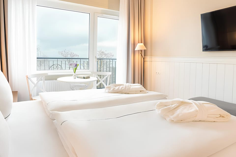 Hypo-allergenic bedding, in-room safe, blackout drapes, soundproofing