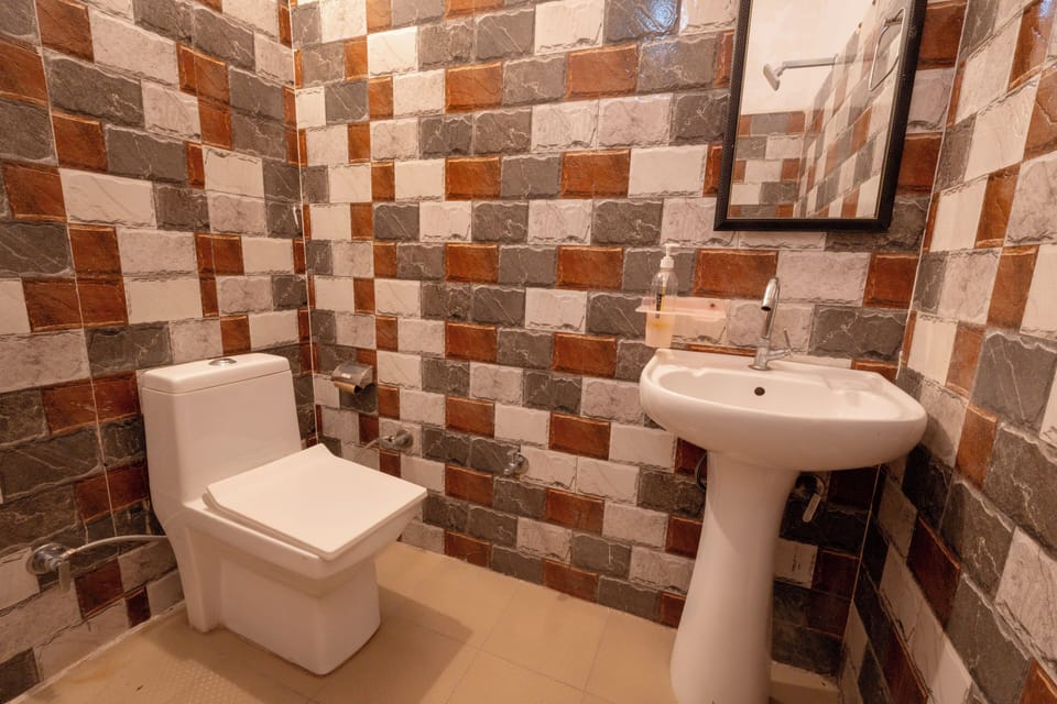 Combined shower/tub, towels, soap, shampoo