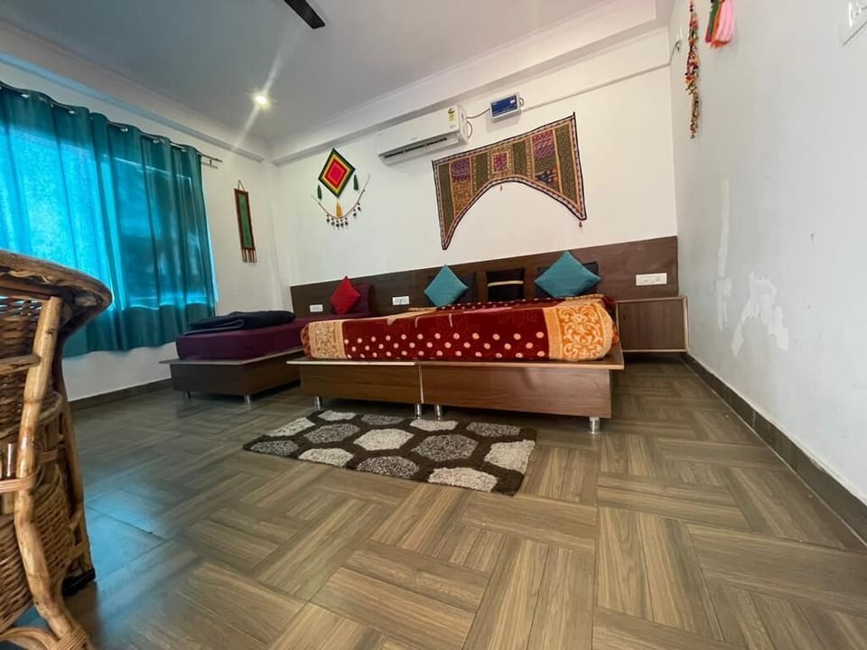 Family Room | Desk, laptop workspace, free WiFi, bed sheets