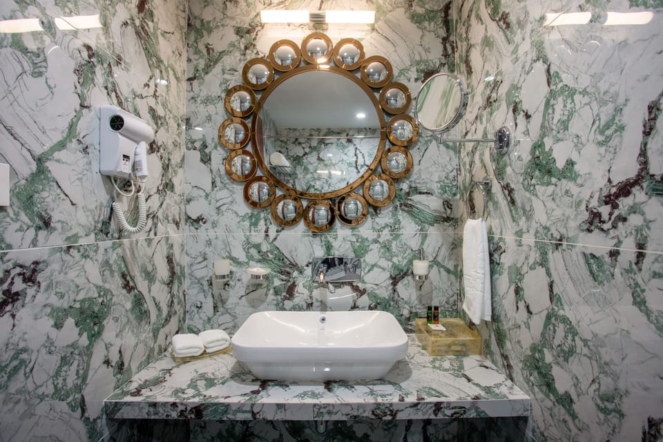 Premium Room | Bathroom | Free toiletries, hair dryer