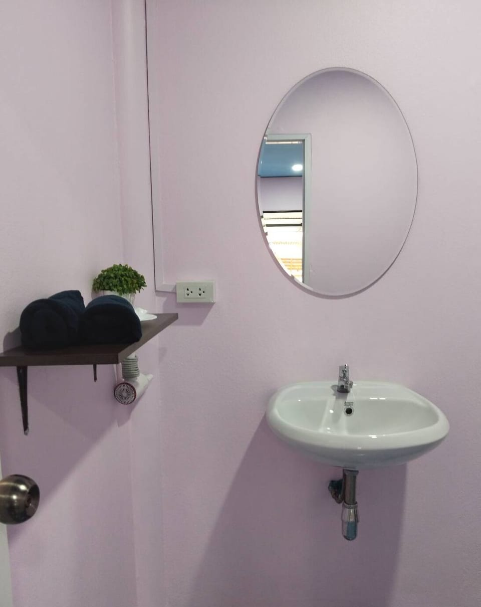 Deluxe Twin Room | Bathroom | Free toiletries, hair dryer, slippers, towels