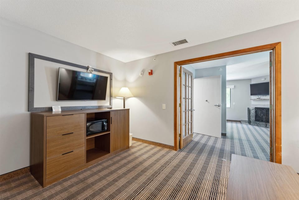 Suite, 1 Bedroom, Non Smoking | Desk, iron/ironing board, cribs/infant beds, rollaway beds