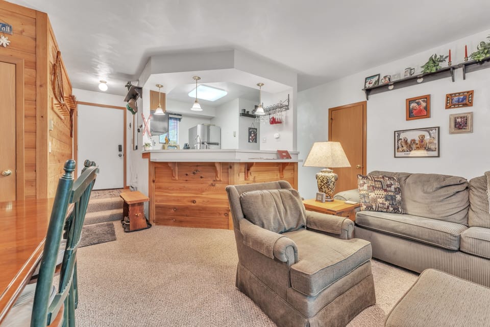 Condo, 2 Bedrooms | Living area | Smart TV