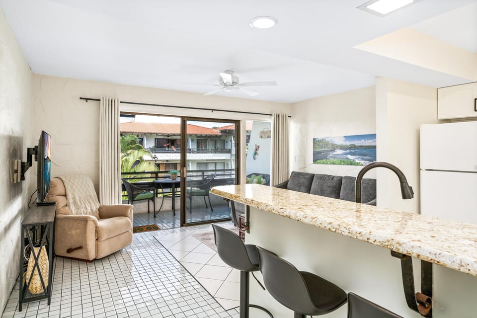 Condo, 1 Bedroom | Private kitchen | Fridge, oven, coffee/tea maker, toaster