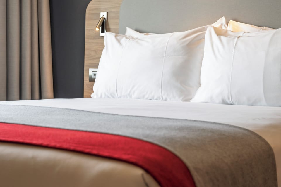 Standard Room | In-room safe, desk, blackout drapes, soundproofing