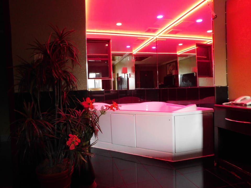 Indoor spa tub