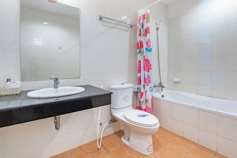 Signature Room, 1 King Bed, Courtyard View | Bathroom | Shower, rainfall showerhead, designer toiletries