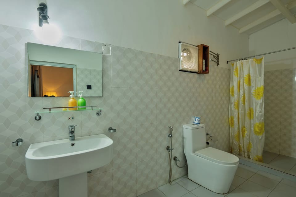 Signature Room, 1 King Bed | Bathroom | Shower, bidet, towels, soap