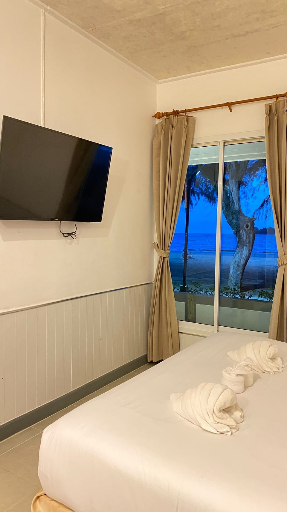 Junior Double Room, Non Smoking, Sea View | Desk, WiFi (free), bed sheets