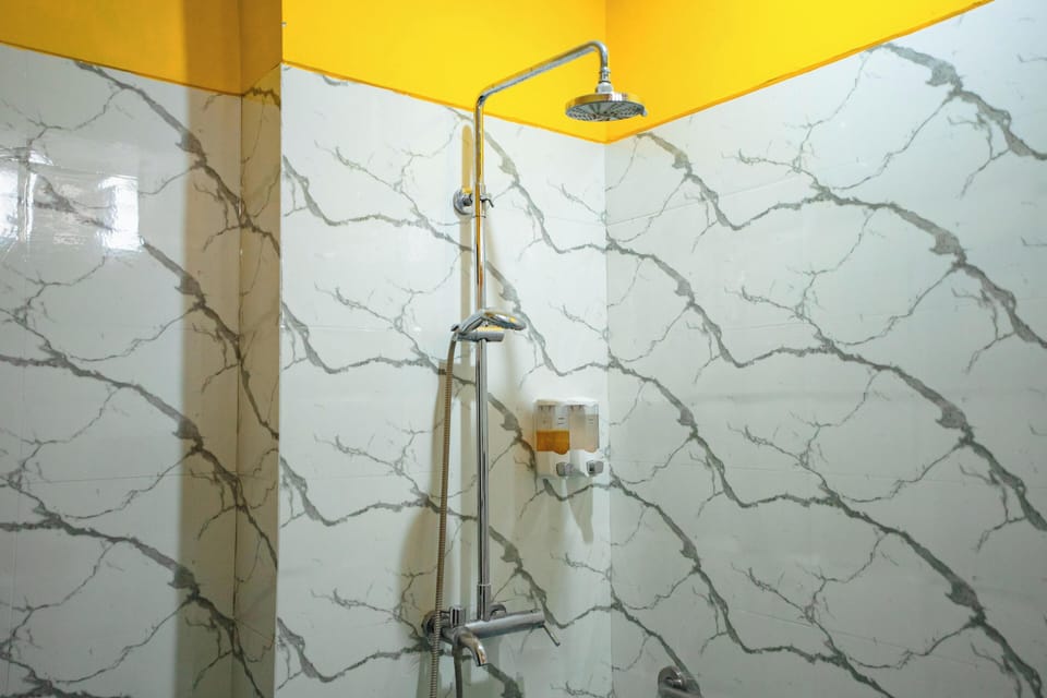 Standard Double Room | Bathroom | Shower, rainfall showerhead, towels