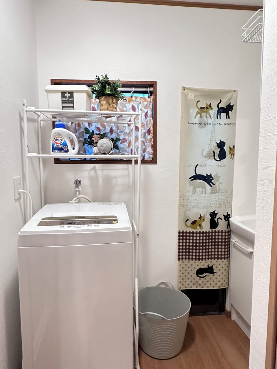 Basic House | 4 bedrooms, laptop workspace, blackout drapes, free WiFi