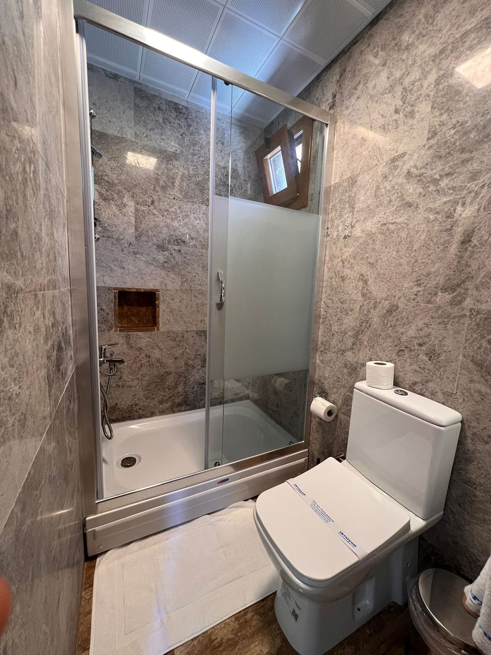 Combined shower/tub, hair dryer, slippers, bidet