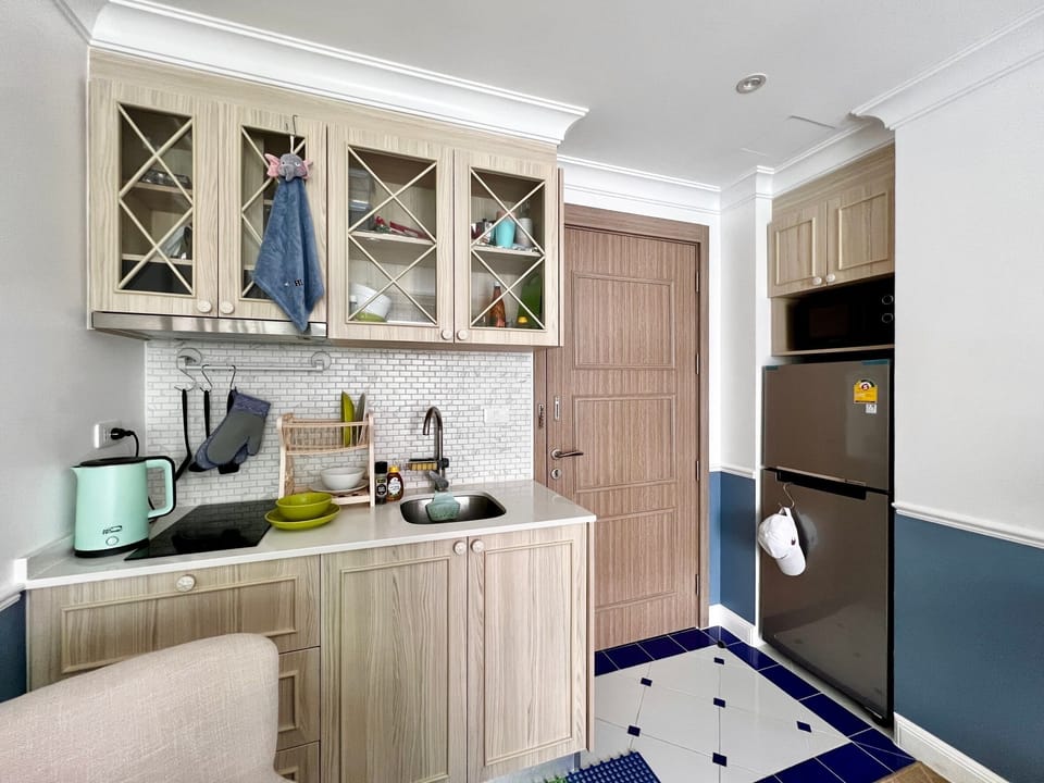 Condo, 1 Bedroom, Pool View | Private kitchen | Fridge, microwave, stovetop, electric kettle