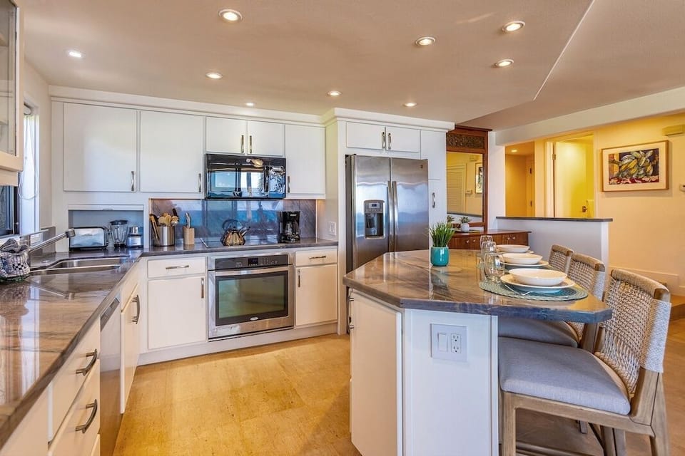Condo, 2 Bedrooms | Private kitchen | Fridge, oven, stovetop, coffee/tea maker