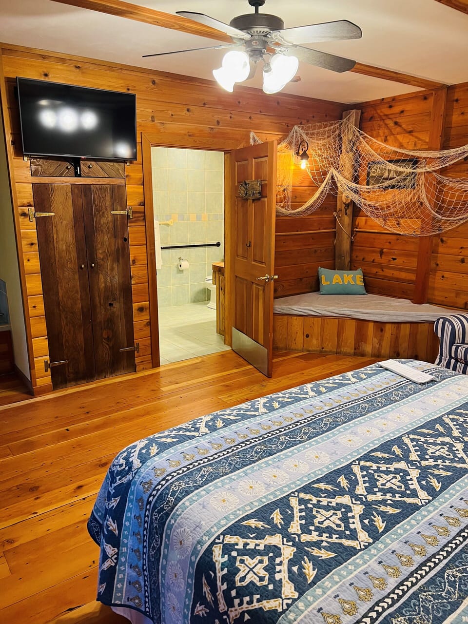 Premium Room, 1 King Bed | Individually decorated, individually furnished, iron/ironing board