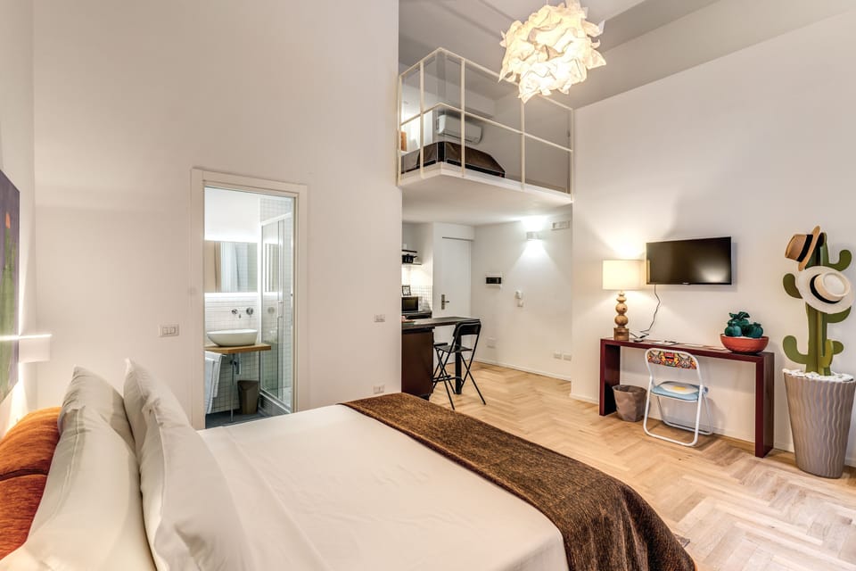Standard Triple Room | Desk, soundproofing, WiFi (free)