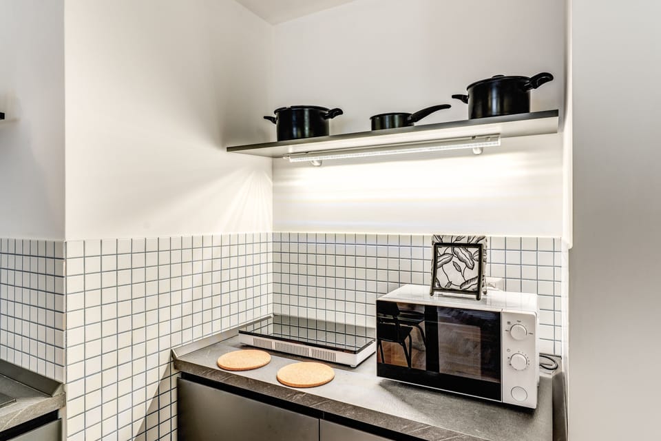 Standard Triple Room | Private kitchen | Electric kettle