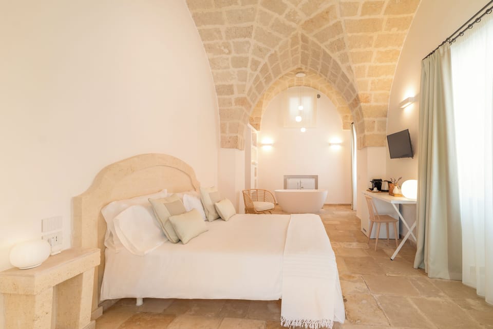 Deluxe Room | 1 bedroom, free minibar items, in-room safe, individually decorated