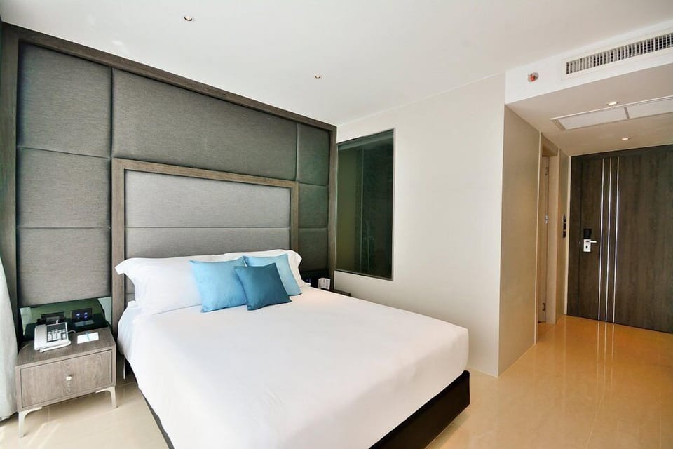 Premier Room (King or Twin) | Minibar, in-room safe, desk, iron/ironing board