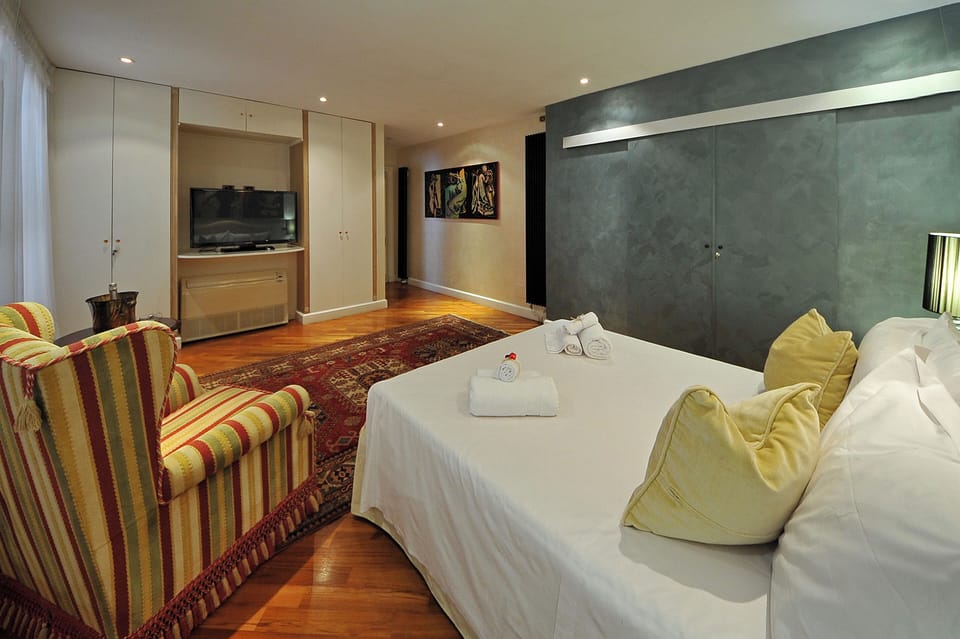 Deluxe Suite | Memory foam beds, individually furnished, blackout drapes, free WiFi