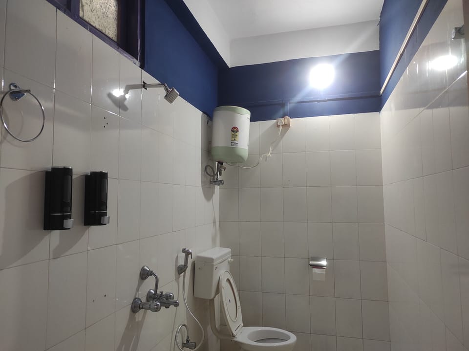 Shower, rainfall showerhead, free toiletries, towels