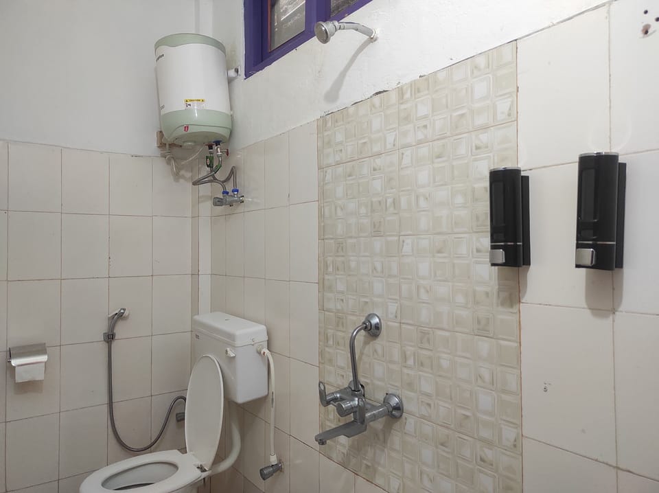 Shower, rainfall showerhead, free toiletries, towels