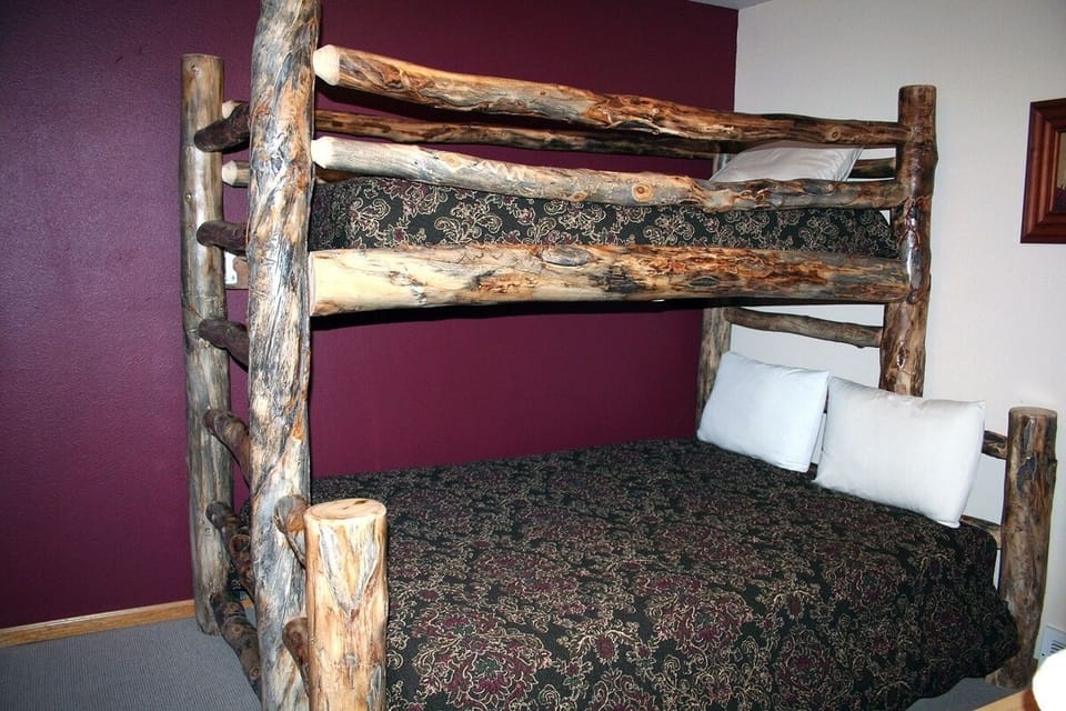 Cabin, 2 Bedrooms | Private kitchen | Fridge, oven, coffee/tea maker, toaster