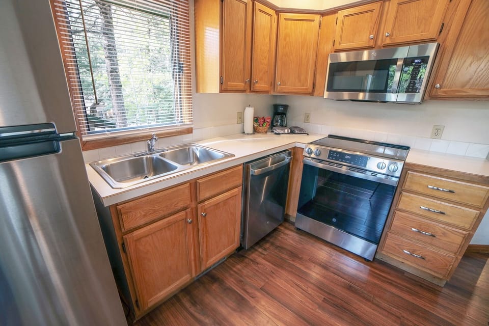 Cabin, 1 Bedroom | Private kitchen | Fridge, coffee/tea maker, toaster