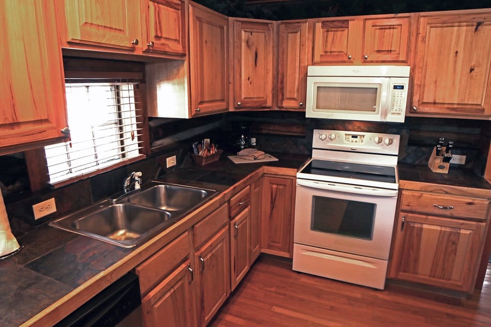 Cabin, 2 Bedrooms | Private kitchen | Fridge, oven, coffee/tea maker, toaster