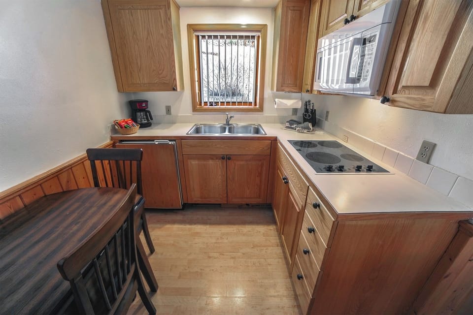 Cabin, 1 Bedroom | Private kitchen | Coffee/tea maker, toaster