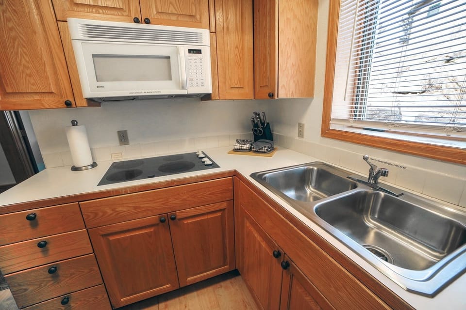 Cabin, 1 Bedroom | Private kitchen | Coffee/tea maker, toaster