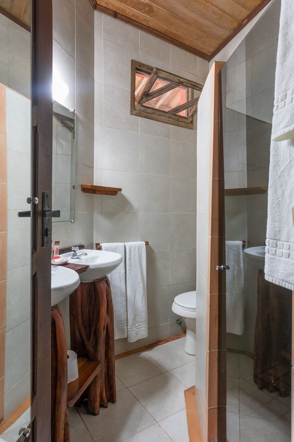Standard Suite, Ocean View | Bathroom | Shower, free toiletries, hair dryer, towels