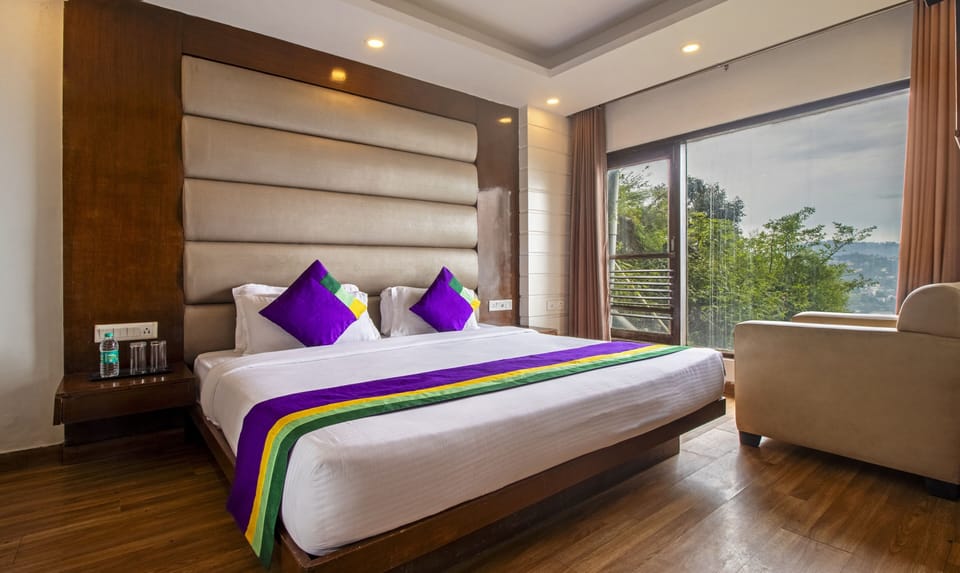 Premium Room | In-room safe, desk, iron/ironing board, bed sheets