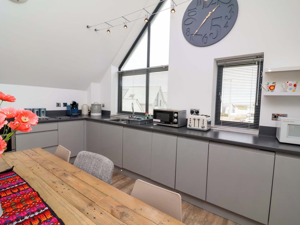 Cottage | Dining