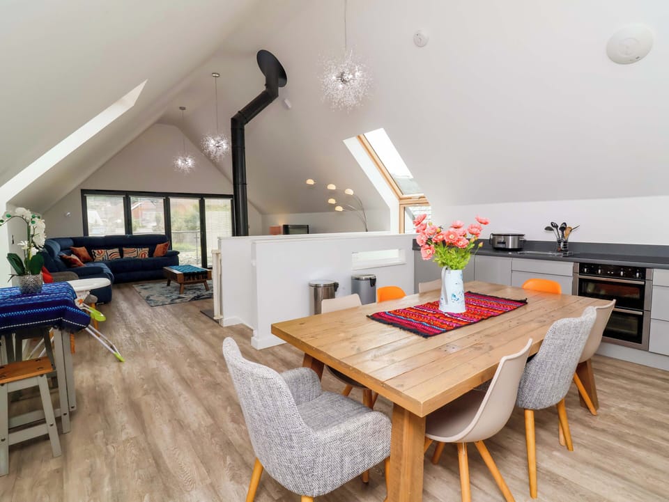Cottage | Dining