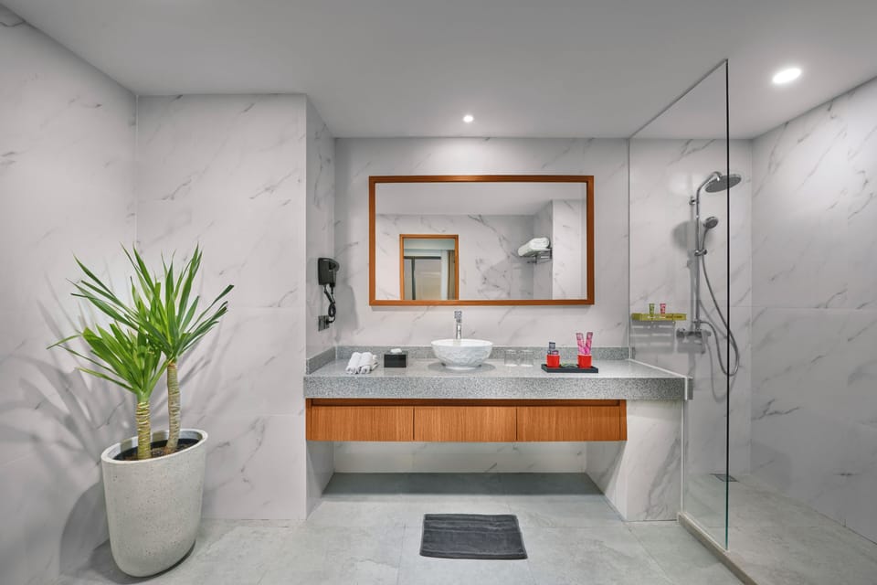 Alana Suite | Bathroom | Shower, rainfall showerhead, hair dryer, towels