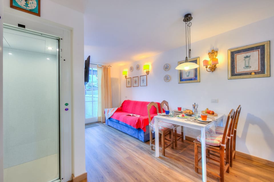 Family Apartment, Multiple Bedrooms (Chalet Charmant) | Dining room