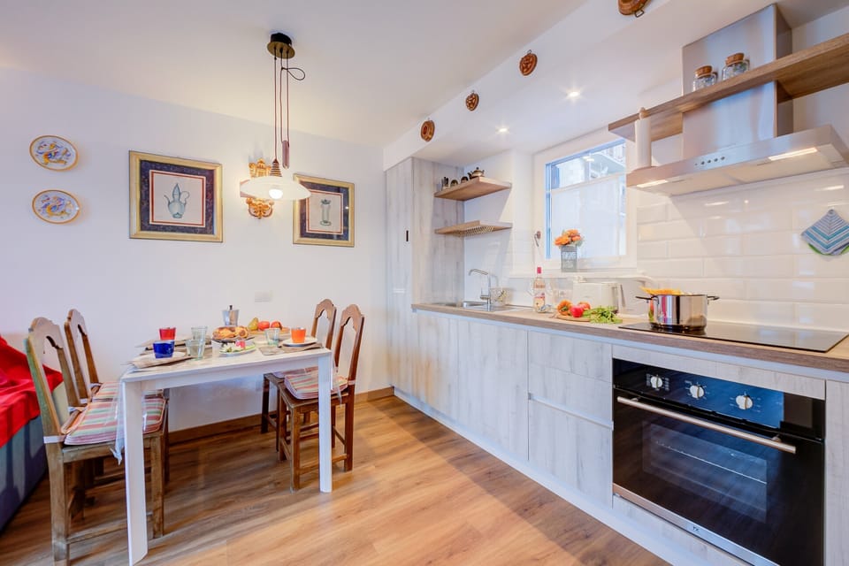 Family Apartment, Multiple Bedrooms (Chalet Charmant) | Dining room