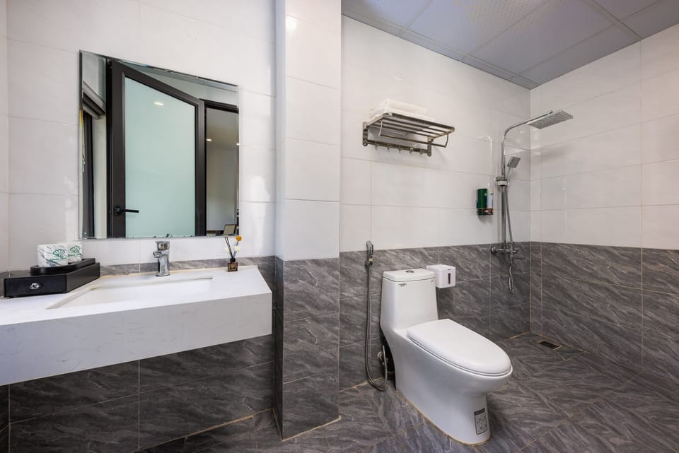 Panoramic Room | Bathroom | Shower, hydromassage showerhead, designer toiletries, hair dryer