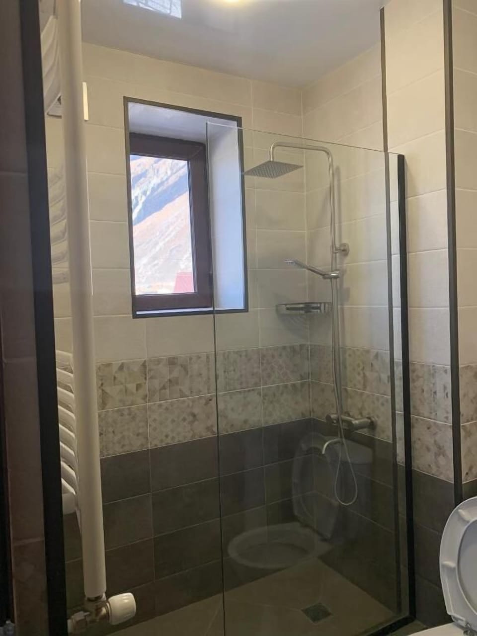 Shower, rainfall showerhead, free toiletries, hair dryer