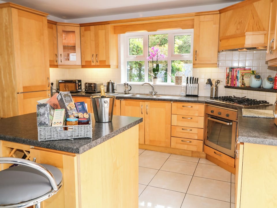 Dishwasher, electric kettle, toaster, cookware/dishes/utensils