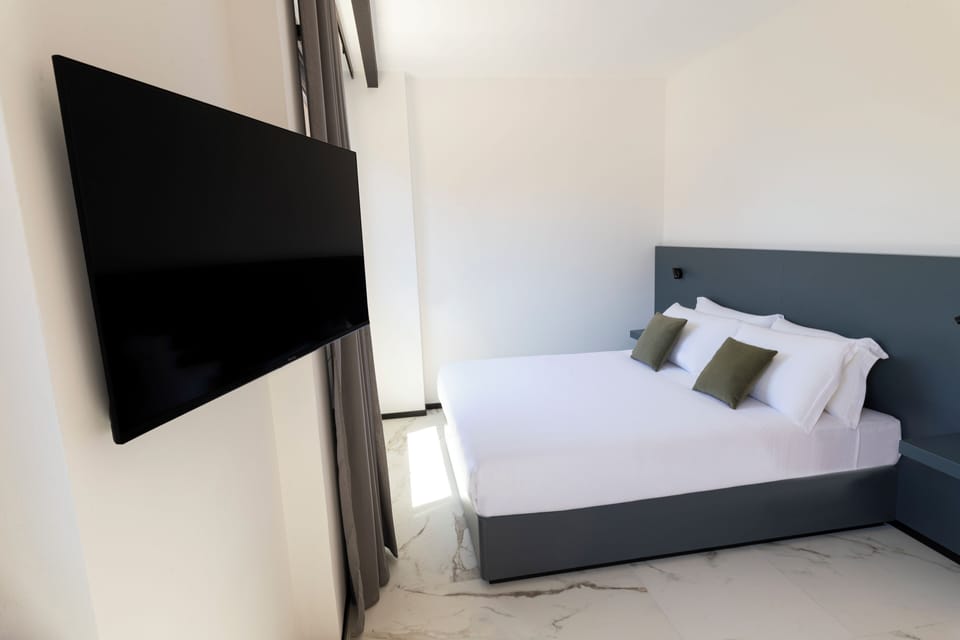 Superior Room | In-room safe, desk, blackout drapes, soundproofing